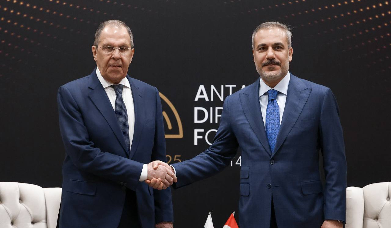 Главы МИД Турции и РФ обсудили вопросы двусторонних отношений