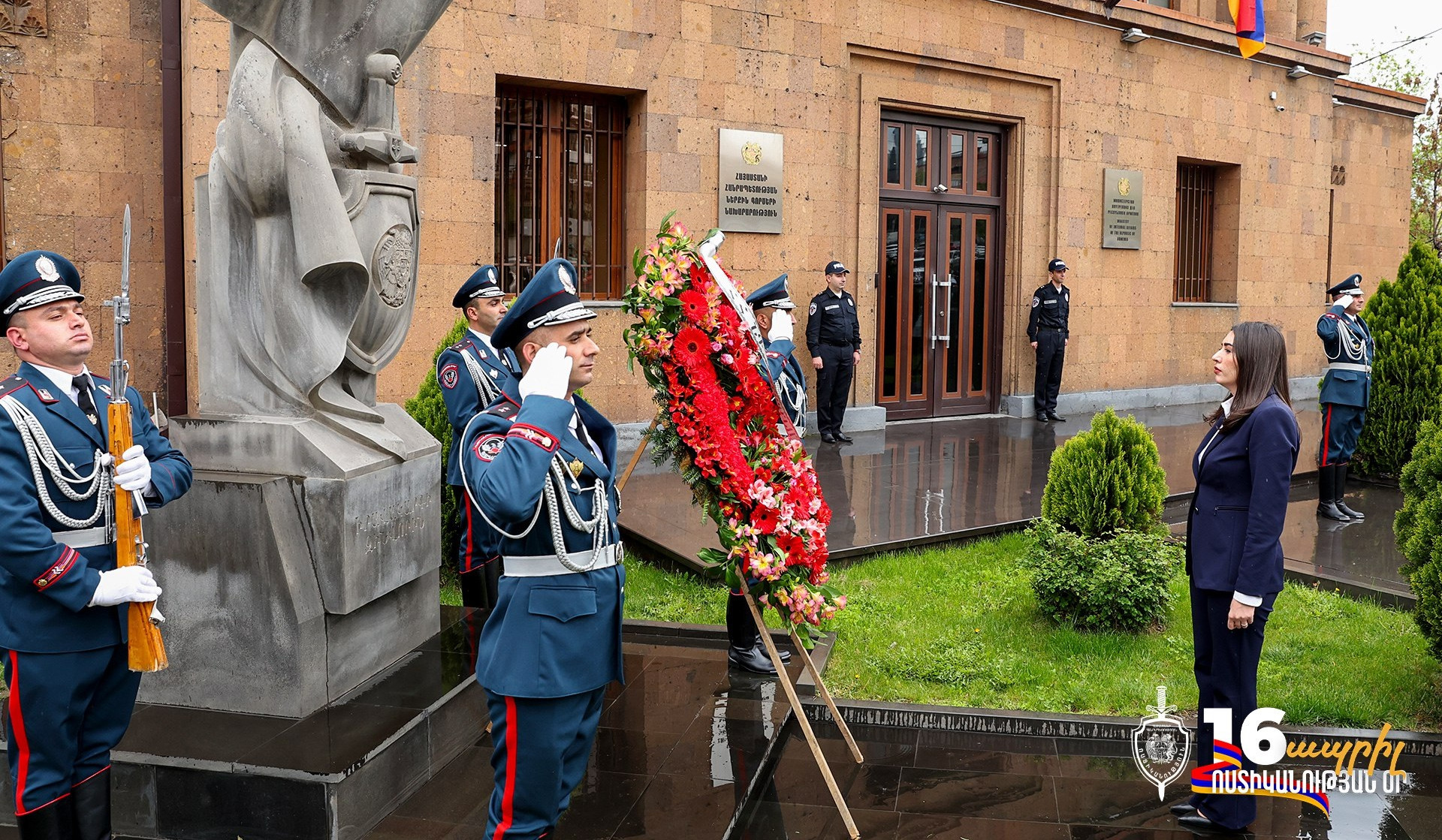 Հարգանքի տուրք՝ ներքին գործերի առաջին նախարար Արամ Մանուկյանի հիշատակին