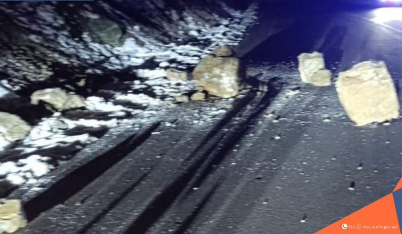 Քարաթափում՝ Դիլիջանի ոլորաններում․ փրկարարները ճանապարհի երթևեկելի հատվածից հեռացրել են քարերը