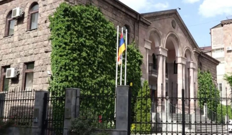 ԼՂ-ից բռնի տեղահանված մի խումբ քաղաքացիներ ակցիա են իրականացրել ԼՂ ներկայացուցչության մոտ