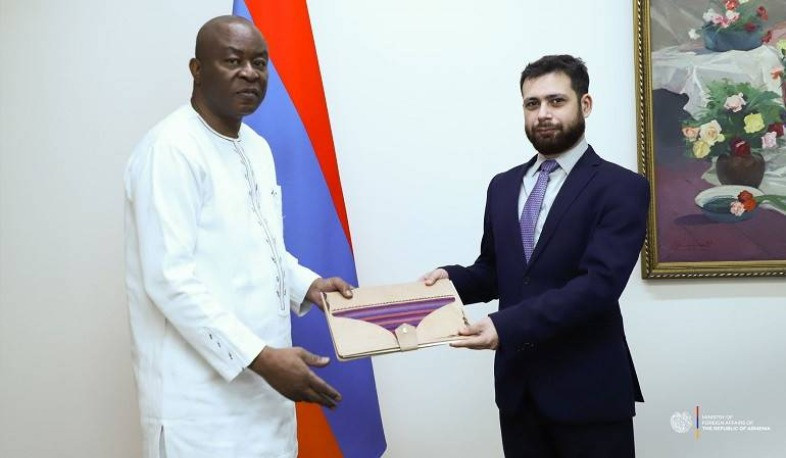 Բուրկինա Ֆասոյի նորանշանակ դեսպանն իր հավատարմագրերի պատճենն է հանձնել ՀՀ ԱԳ նախարարի տեղակալին