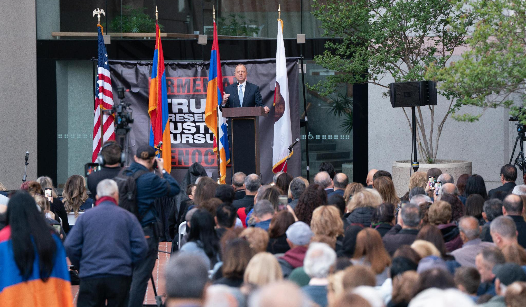 Должны противостоять продолжающейся агрессии Азербайджана и настаивать на освобождении армянских военнопленных: Адам Шифф