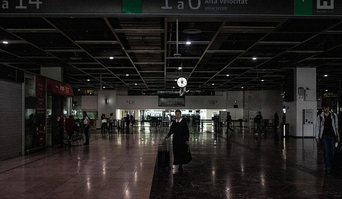 Spain, Portugal hunt for cause of power outage as electricity returns