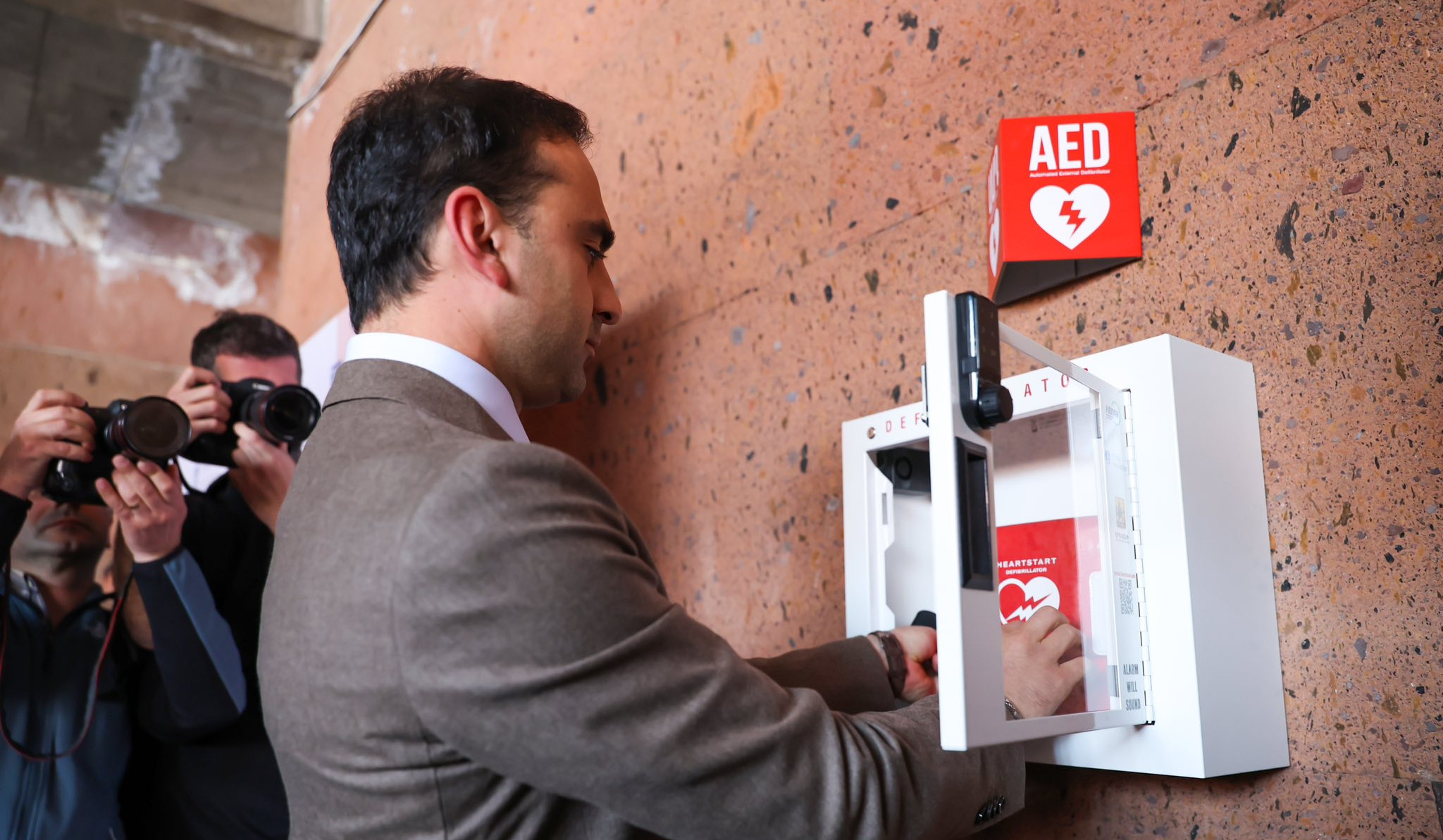 Դեֆիբրիլյատորների տեղադրման ծրագիր փողոցներում, այգիներում և հանրային վայրերում