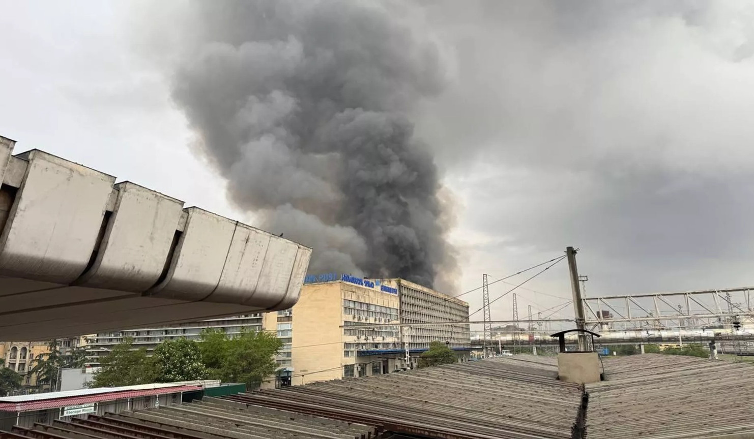 В Тбилиси потушили крупный пожар на вещевом рынке