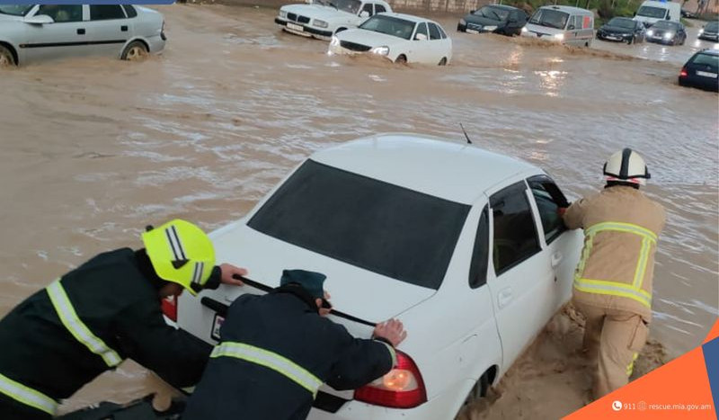 Փրկարարները դուրս են բերել անձրևաջրերում արգելափակված տրանսպորտային միջոցները