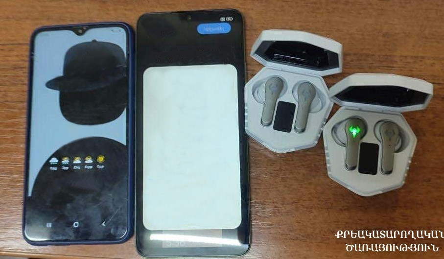 «Վարդաշեն» ՔԿՀ-ի ծառայողները կալանավորված անձի մոտից հայտնաբերել են բջջային հեռախոսներ և ականջակալներ