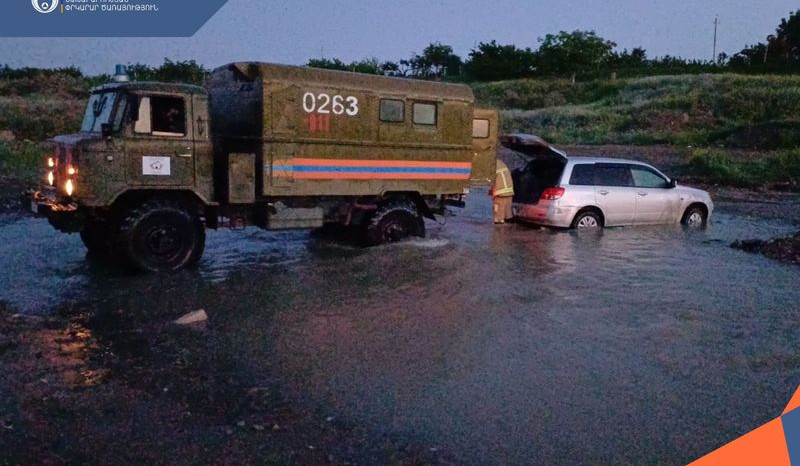 Վանաշեն գյուղի վերջնամասում մեքենան ընկել է սելավատարի մեջ․ օգնության են հասել փրկարարները