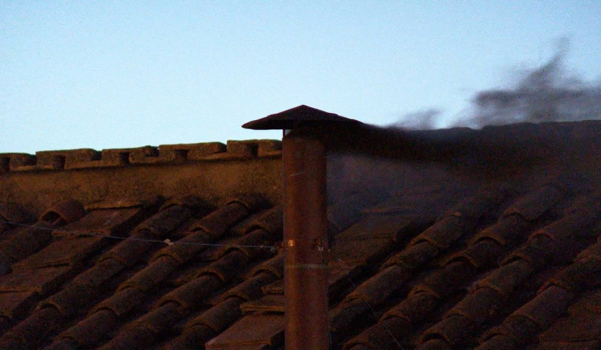 Սիքստինյան կապելլայի ծխնելույզից առաջին ծուխը՝ սև, մոխրագույն․ նոր քահանայապետի ընտրությունն այսօր չկայացավ