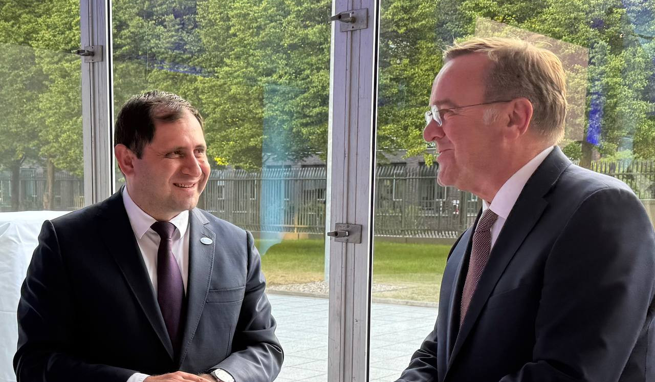 Suren Papikyan almaniyalı həmkarı ilə müdafiə sahəsində əməkdaşlıq prosesini və inkişaf perspektivlərini müzakirə edib