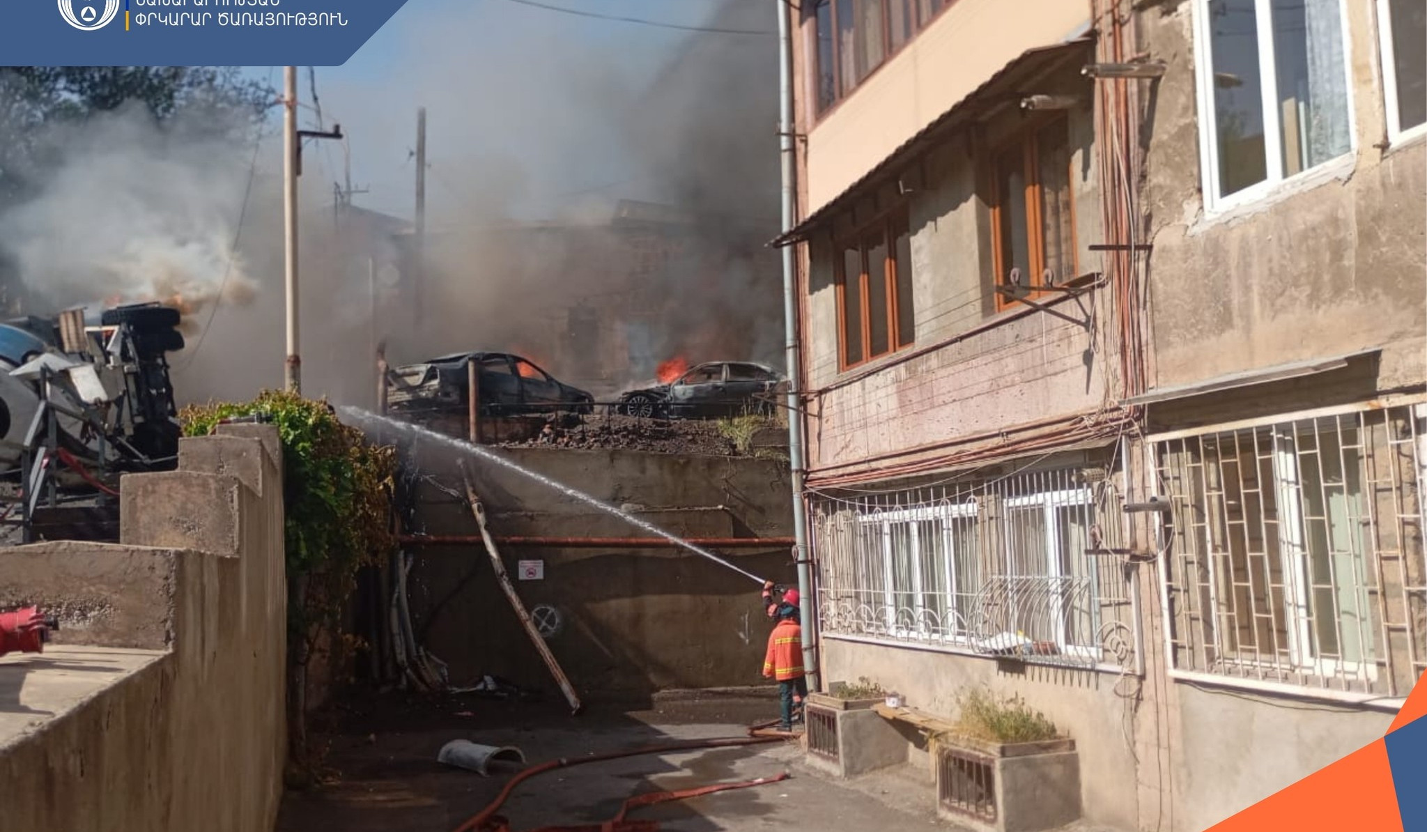 Երևանի Սիլվա Կապուտիկյան փողոցում բախվել են ավտոմեքենաներ.  այրվում է 4 տրանսպորտային միջոց