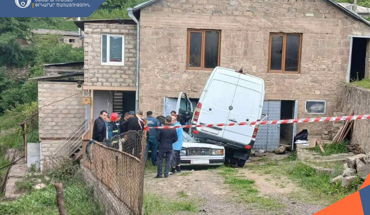 Mercedes-Benz-ը դուրս է եկել երթևեկելի հատվածից և հայտնվել կայանած VAZ-2107 մակնիշի ավտոմեքենայի վրա. կա զոհ