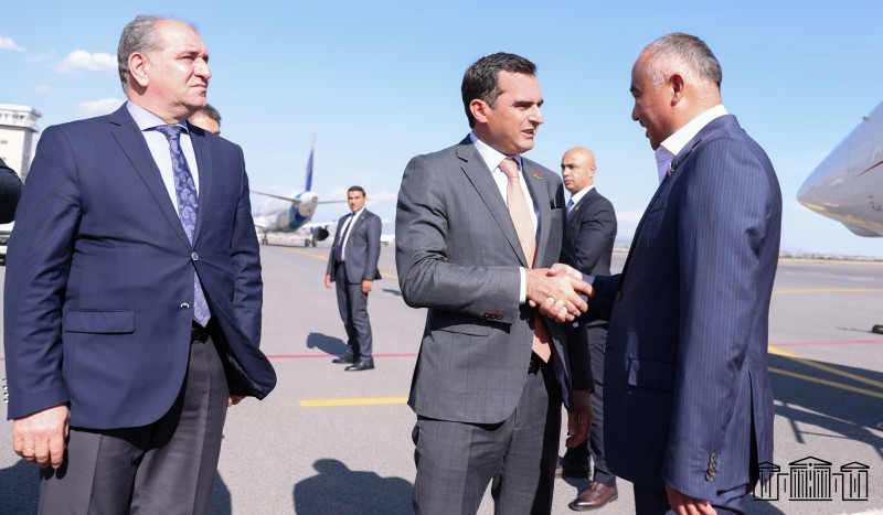 Հայաստան է ժամանել Ղրղզական Հանրապետության Ժոգորկու Քենեշի նախագահը