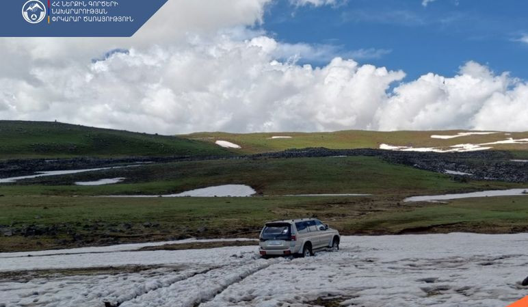 Աժդահակ լեռան վրա ավտոմեքենան արգելափակվել է ձյան մեջ. օգնության են հասել փրկարարները