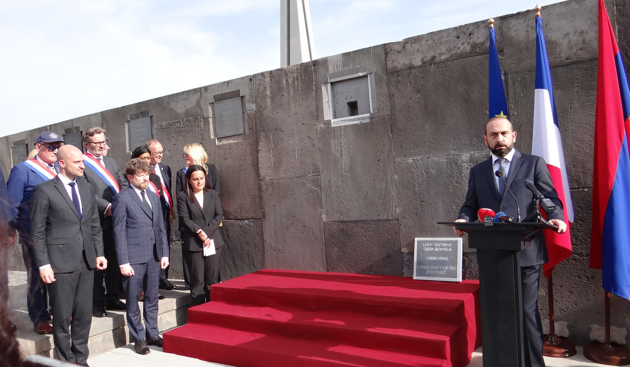 Հայոց ցեղասպանության հուշահամալիրի Հուշապատի ետնամասում տեղի է ունեցել 4000 հայի փրկած ֆրանսիացի Լուի Դարթիժ դյու Ֆուռնեի հուշաքարի հանդիսավոր բացումը