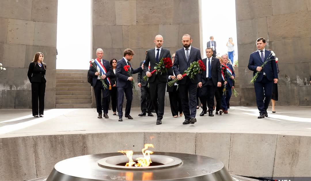 Fransanın xarici işlər naziri Ararat Mirzoyanın müşayiəti ilə Erməni Soyqırımı Memorial Kompleksini ziyarət edib