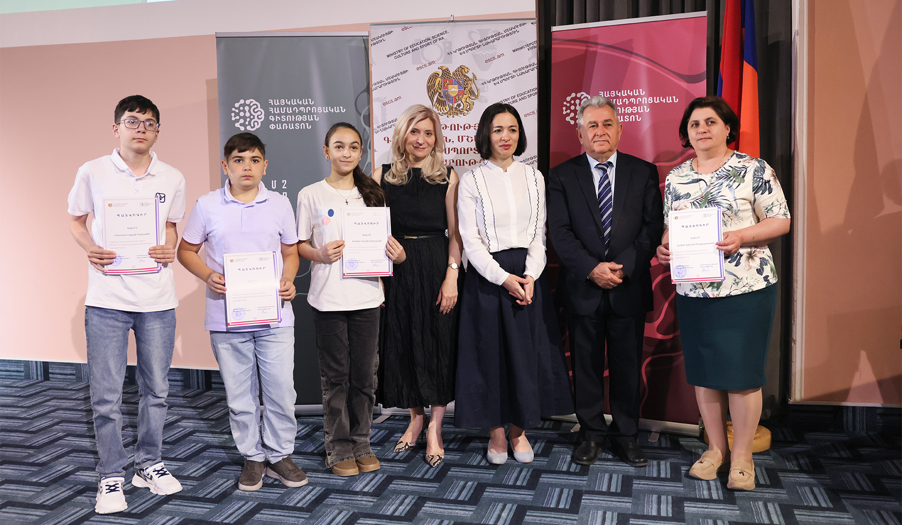 ԿԳՄՍ նախարարը մրցանակներ է հանձնել Հայկական համադպրոցական գիտության փառատոնի հաղթողներին
