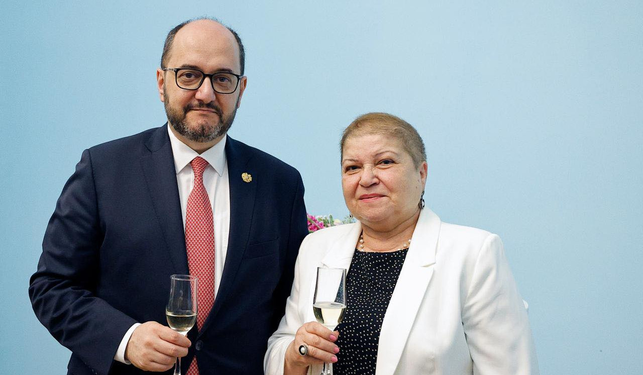 ՀՀ վարչապետի աշխատակազմի առաջին բաժնի պետ Մարինա Ծատուրյանն արժանացել է Երախտագիտության մեդալի. Արայիկ Հարությունյան