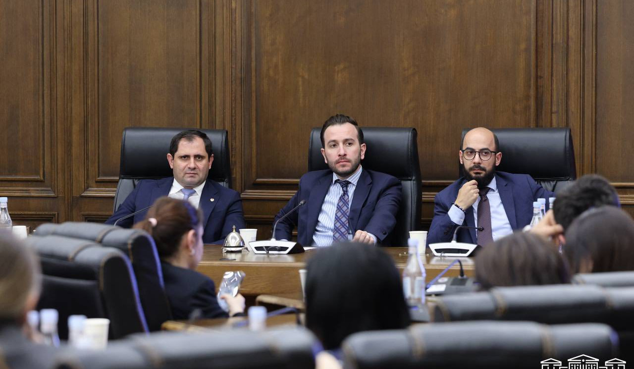 «Քաղաքացիական պայմանագիր» խմբակցությունը և Սուրեն Պապիկյանը քննարկել են զինվորական ծառայության օրենսդրությանը վերաբերող հարցեր