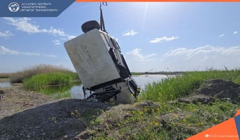 Փրկարարները հատուկ տեխնիկայի օգնությամբ լճից դուրս են բերել UAZ մակնիշի ավտոմեքենա