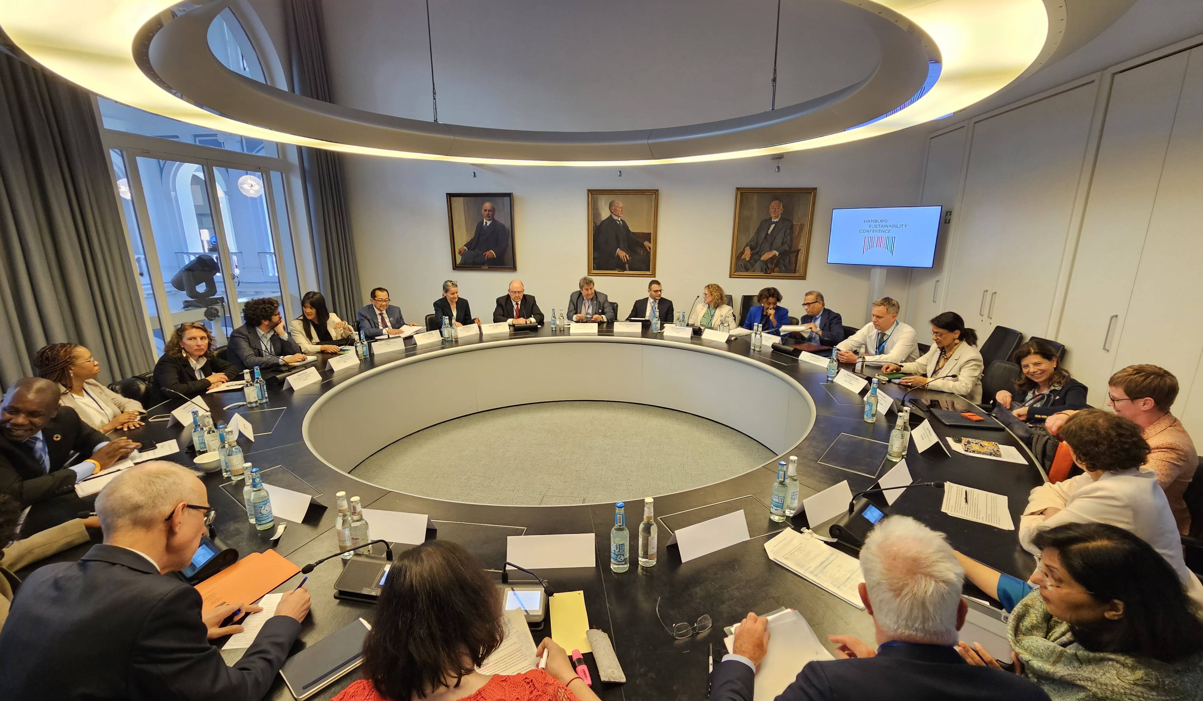 Заместитель министра иностранных дел Армении в Гамбурге обсудил новые вызовы, возникающие в системе международного развития