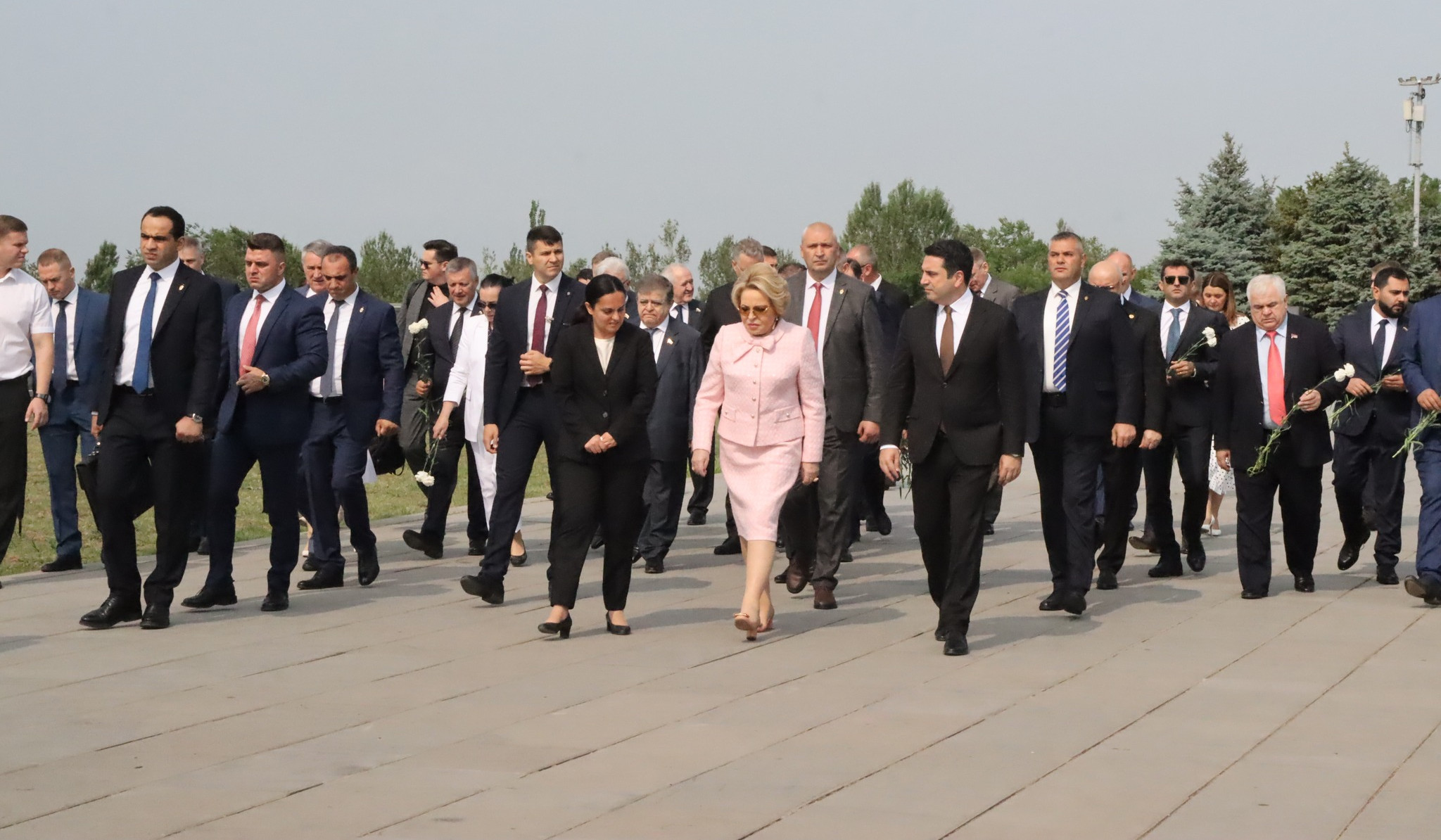 Valentina Matvienkonun rəhbərlik etdiyi nümayəndə heyəti Erməni Soyqırımı Memorialını ziyarət edib