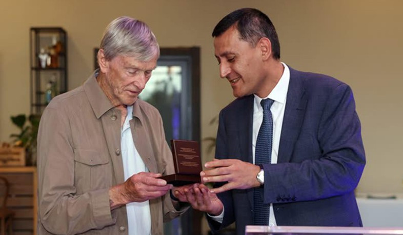 ԿԳՄՍՆ-ն մեդալով է պարգևատրել Հայաստանի ամերիկյան համալսարանի հոգաբարձուների խորհրդի նախագահին