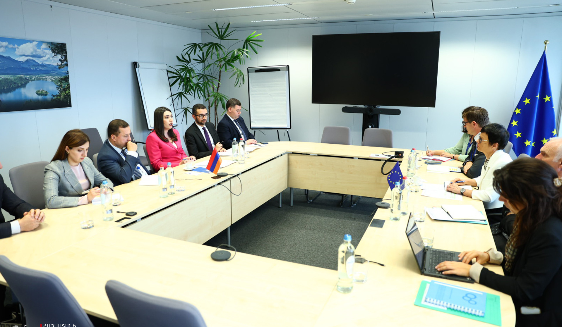 Կհաստատվեն շուրջ 7 միլիոն եվրո բյուջեով ծրագրեր. ՆԳ նախարարը հանդիպել է ընդլայնման հարցերով Եվրոպայի հանձնակատարի հետ