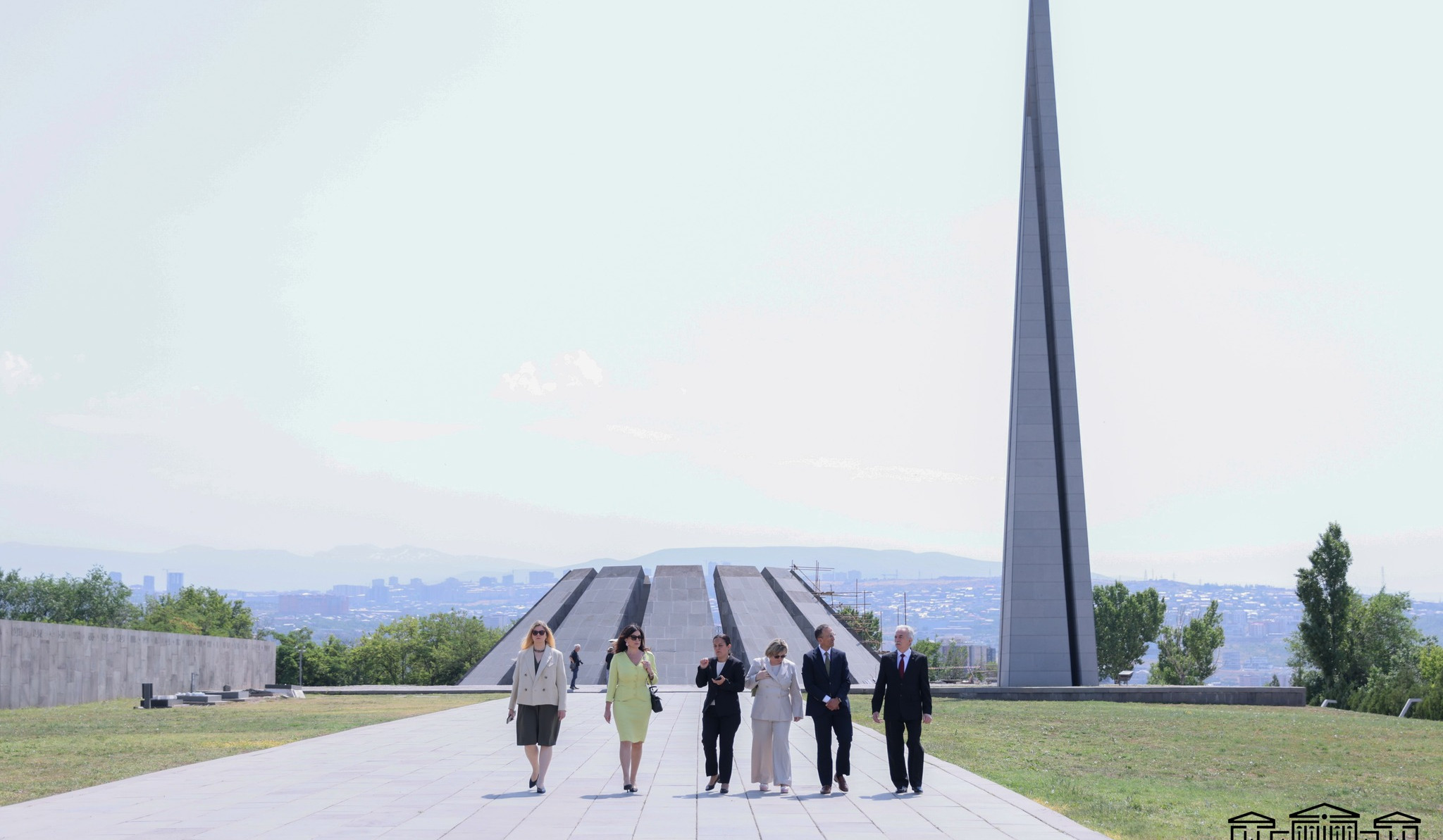 Latviya-Ermənistan Dostluq Qrupunun nümayəndə heyəti Tsitsernakaberd Memorial Kompleksini ziyarət edib