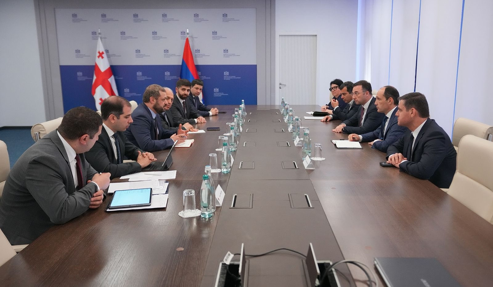 Պայմանավորվածություն է ձեռք բերվել Գեզի մաքսային տերմինալից այսօր բաց թողնել հայկական կոնյակով բեռնված 55 բեռնատար. Պապոյան