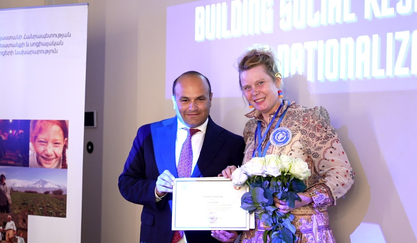 ԱՍՀ նախարարը շնորհակալագիր է հանձնել Հայաստանում իր առաքելությունն ավարտող ՊՀԾ ղեկավարին