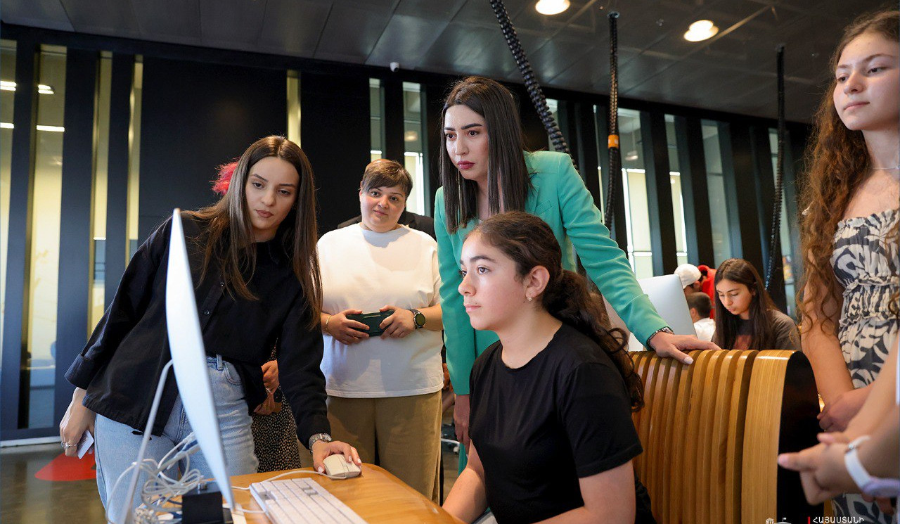 Նորարար գաղափարները՝ կենսաչափական նոր փաստաթղթերի մշակման հիմքում․ ՆԳ նախարարը ծանոթացել է «Թումո»-ի երիտասարդների առաջարկներին