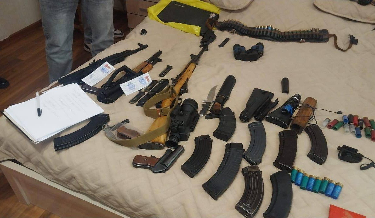 Հանցավոր խմբի ղեկավարների և մասնակիցների բնակարաններում խուզարկությամբ հայտնաբերվել են հանցագործության համար նախատեսված մեծաքանակ առարկաներ և իրեր