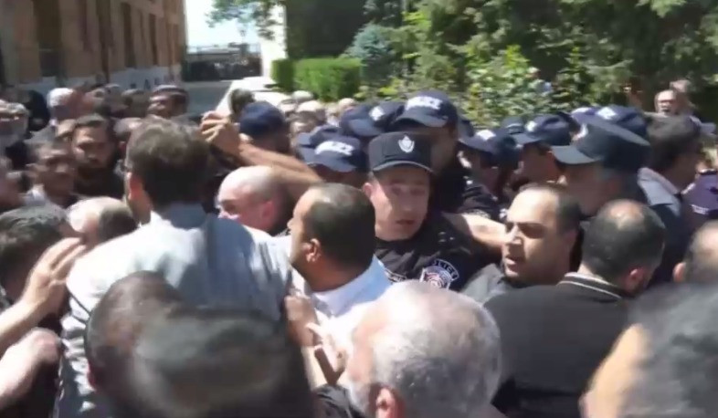 Մայր Աթոռում իրավիճակը լարված է