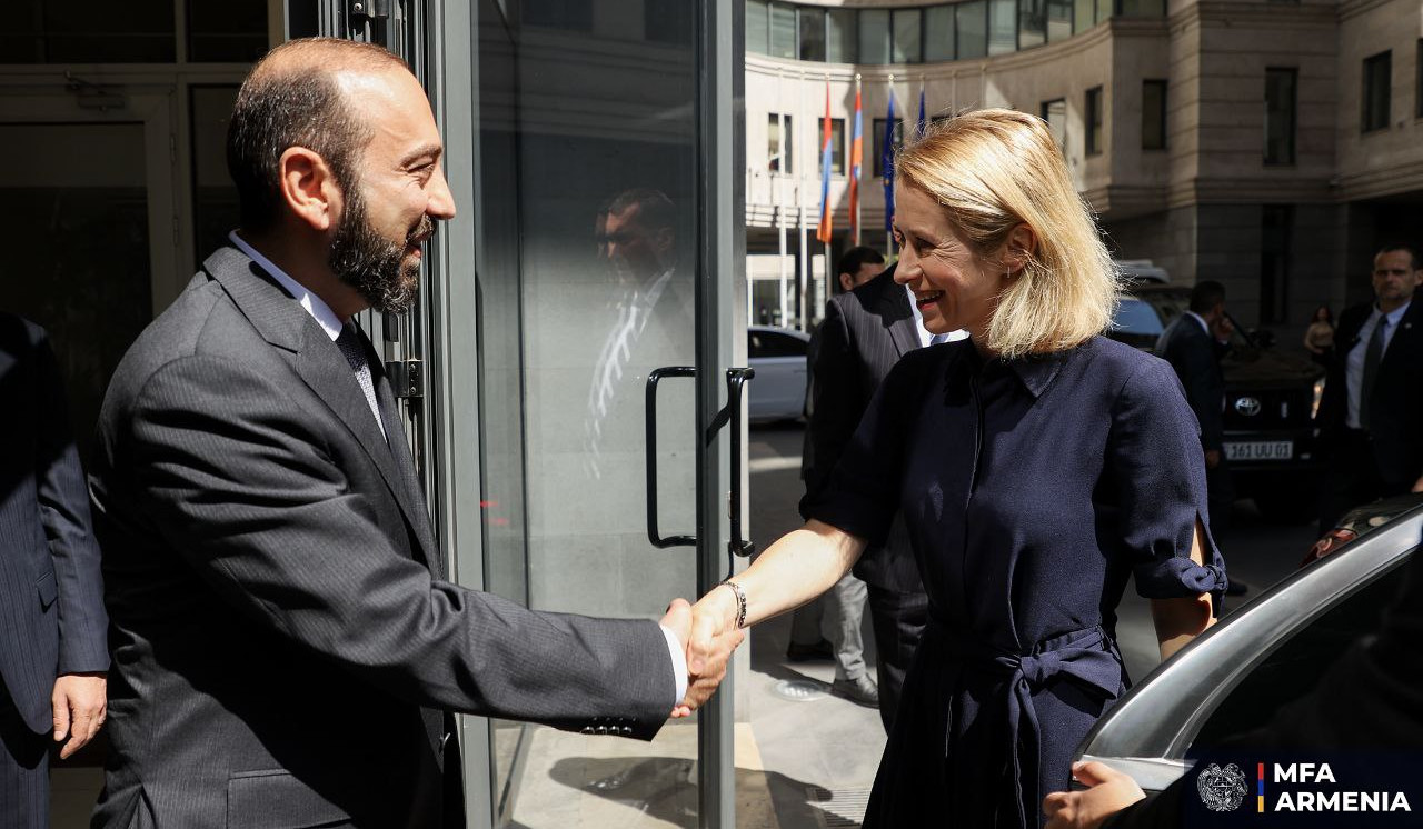 Началось частное беседа Арарата Мирзояна и Кайи Калас