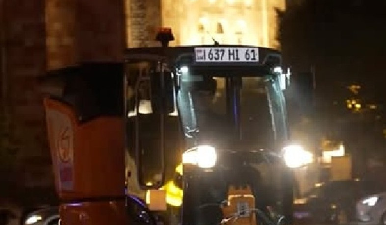 Հանրապետության հրապարակն ու քարե գորգը լվացվել են հատուկ տեխնիկայի միջոցով․ Երևանի քաղաքապետարան