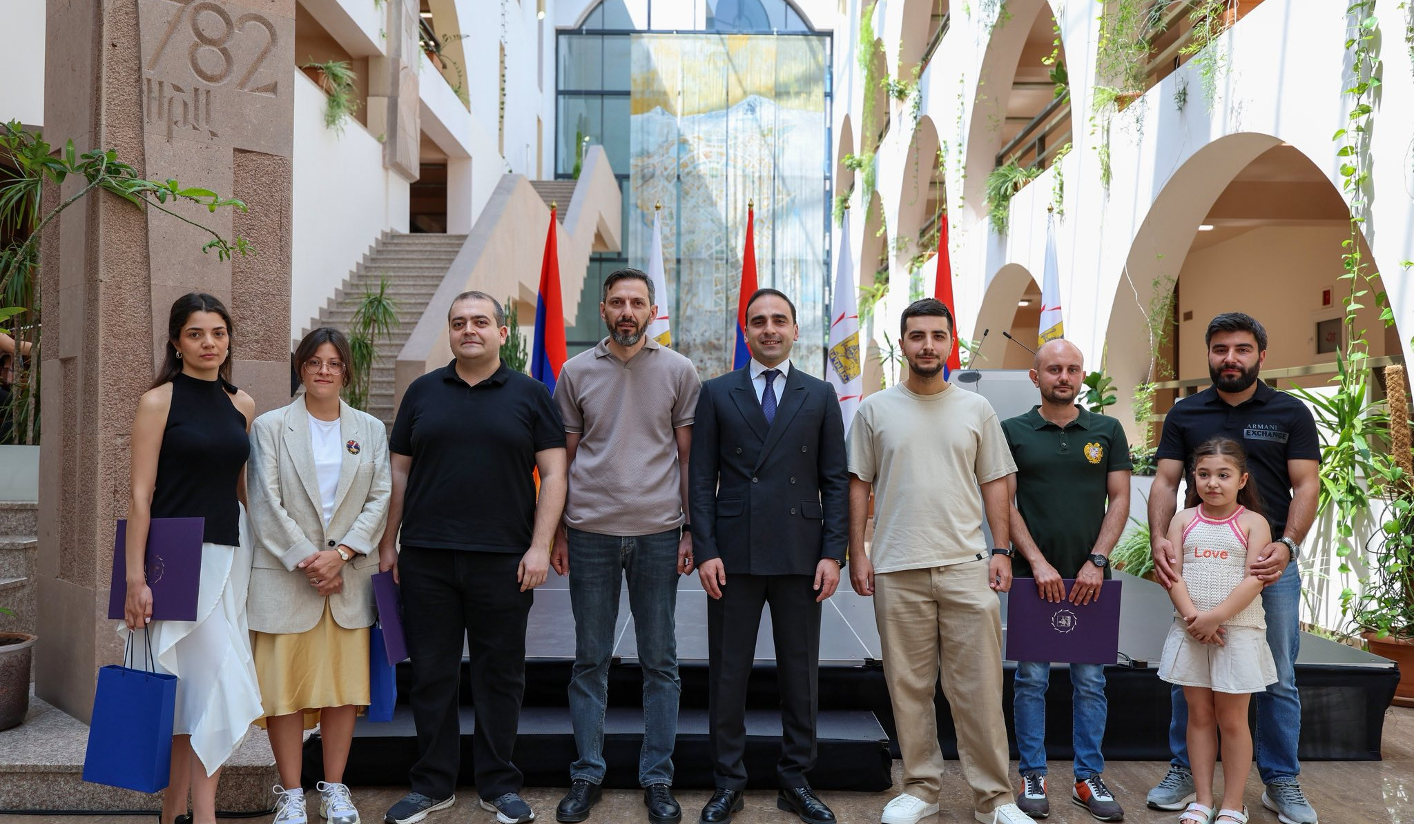 Ավինյանը շնորհակալագրերով է պարգևատրել «Ակտիվ քաղաքացի» հարթակի միջոցով երևանյան խնդիրները բարձրաձայնած ամենաակտիվ քաղաքացիներին