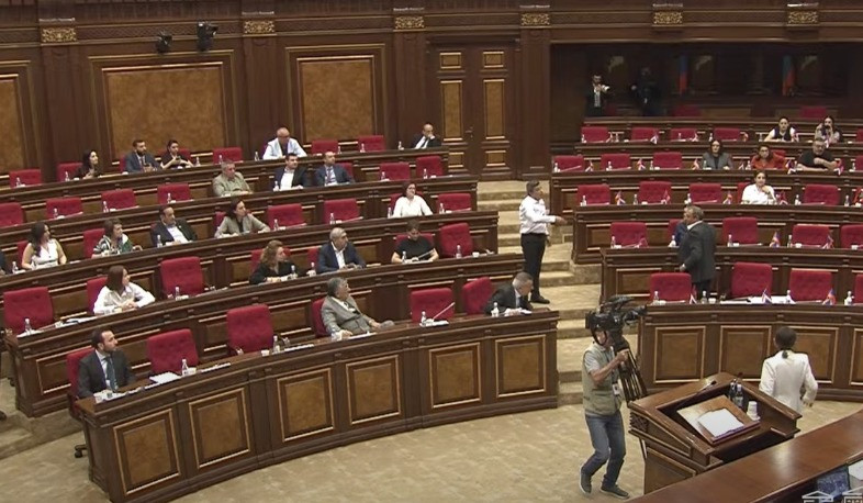 Թեժ իրավիճակ ԱԺ-ում. Հակոբ Արշակյանը դահլիճից դուրս հրավիրեց Հովիկ Աղազարյանին