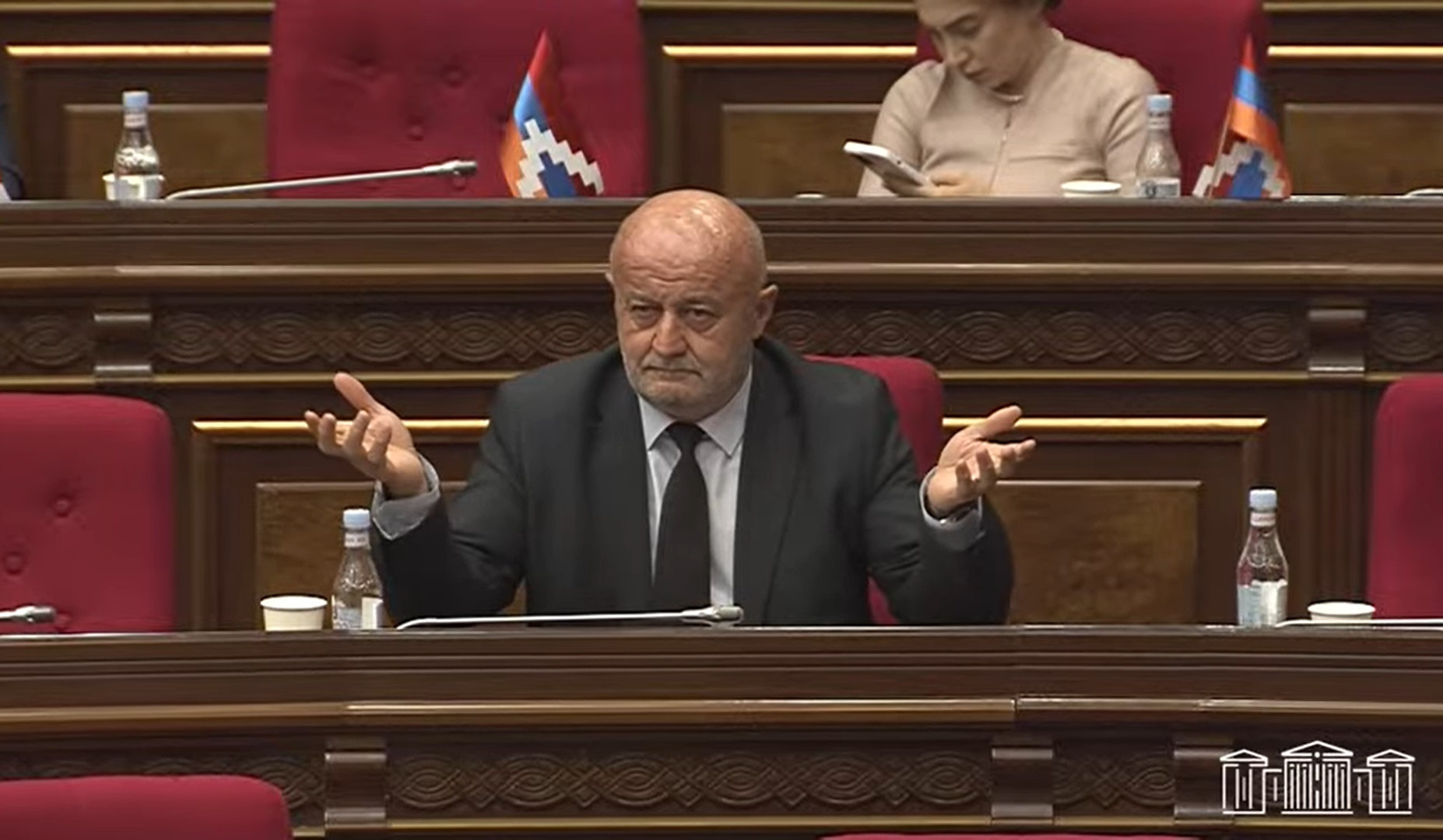 Պատգամավորները Հովիկ Աղազարյանին կոչ արեցին վայր դնել մանդատը և հեռանալ ԱԺ շենքից