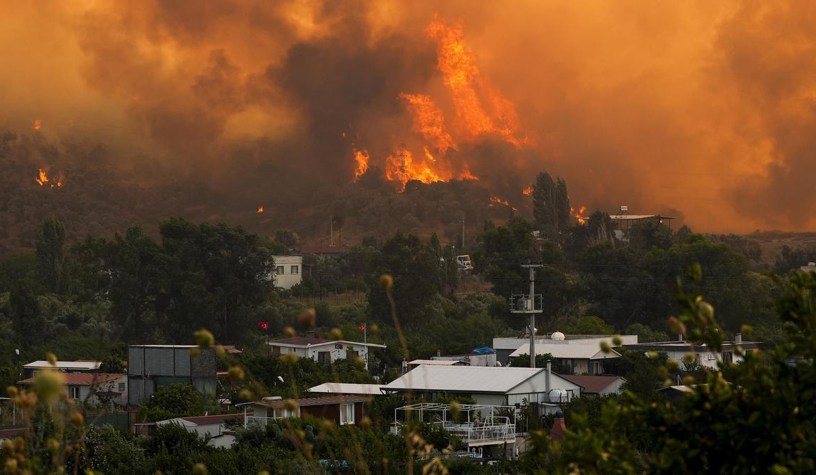 В Турции в тушении лесных пожаров задействовано 25 тысяч человек: Эрдоган