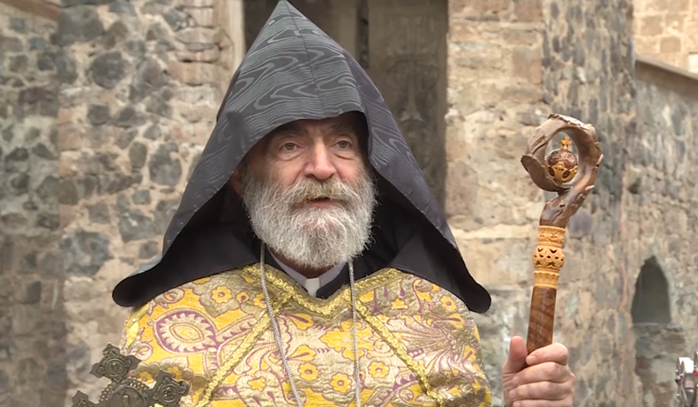 Արցախում օծվեցին Դադիվանքի երեք գմբեթի խաչերը