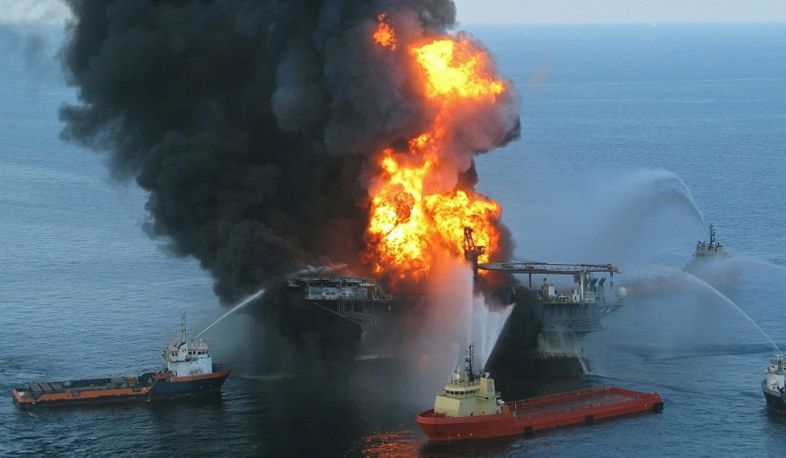 Международные новости: В Керченском проливе сгорело судно