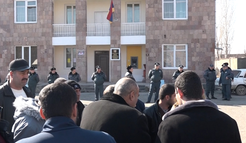 Жители Аршалуйса перекрыли вход в сельский муниципалитет