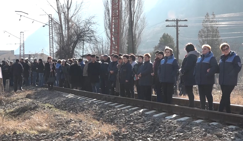Copper Smelter employees block railway