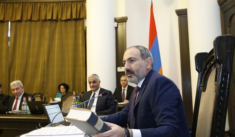 Члены правительства получили в подарок книги