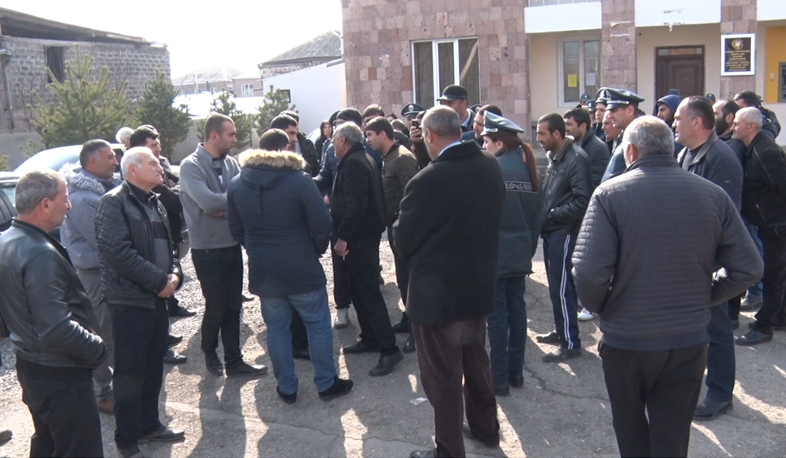 Arshaluys protests against acting village mayor