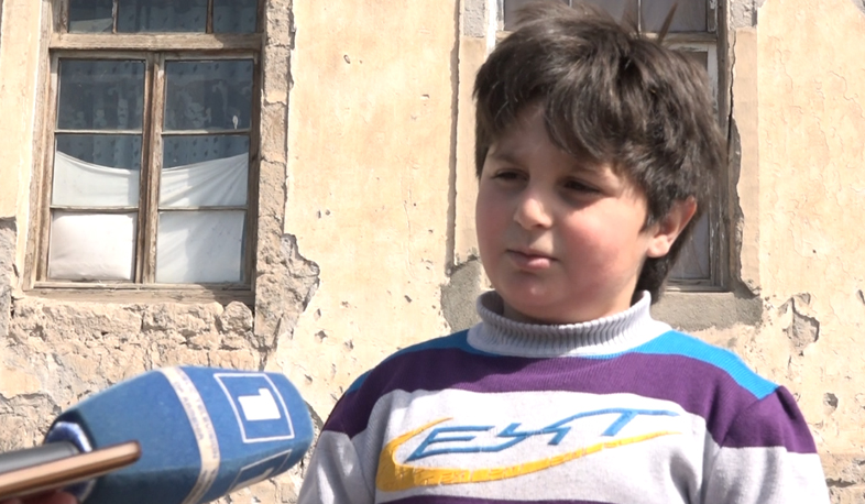 Жители аварийного жилого здания в селе Ленухи закрыли вход в школу