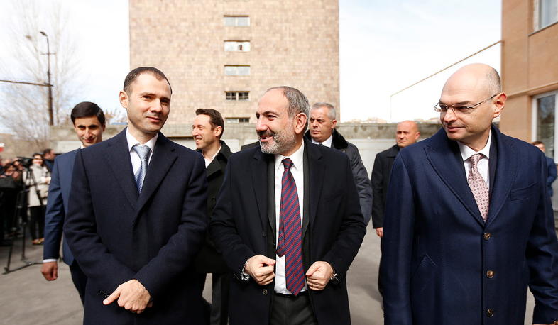 Премьер-министр присутствовал на церемонии открытия жилого дома, построенного компанией «Гранд Холдинг»