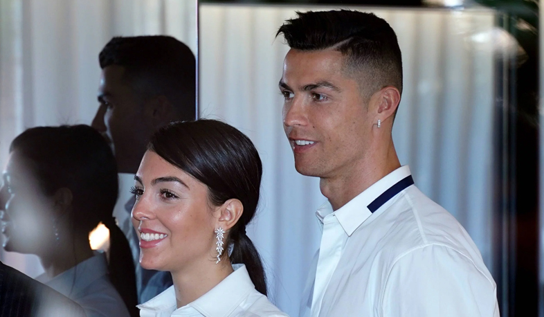 Футболисты вне игрового поля