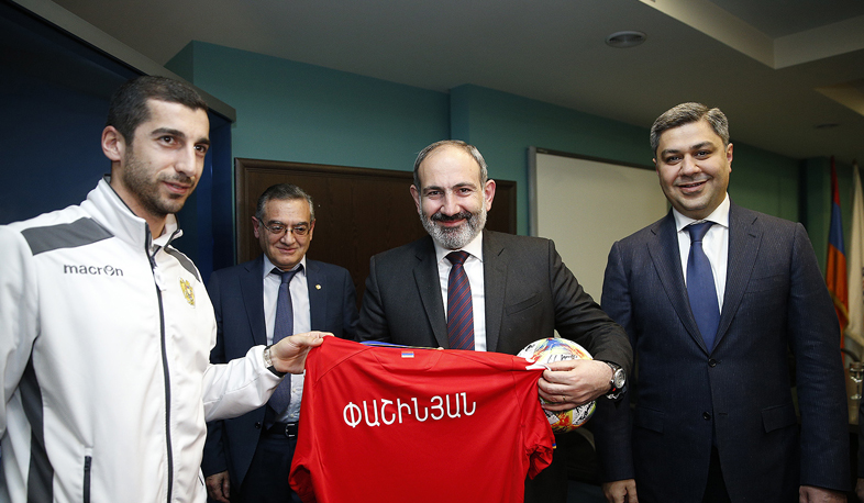 PM meets players of Armenian National Football Team